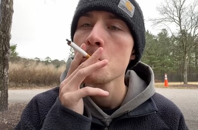 Лечение зависимости от табакокурения в Соликамске Мужчина с сигаретой делает затяжку