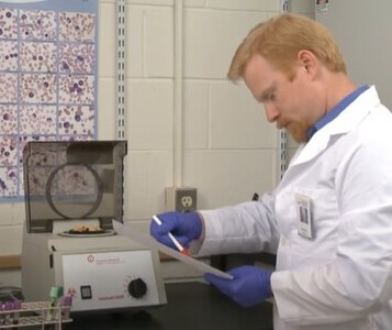 Клиника лечения наркозависимости в Соликамске Врач в кабинете клиники