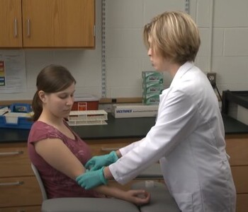 Лечение зависимости от аптечных препаратов в Соликамске Врач делает инъекцию пациентке