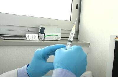 Проведение кодирования Вивитролом в Соликамске Шприц с Вивитролом в руках у врача